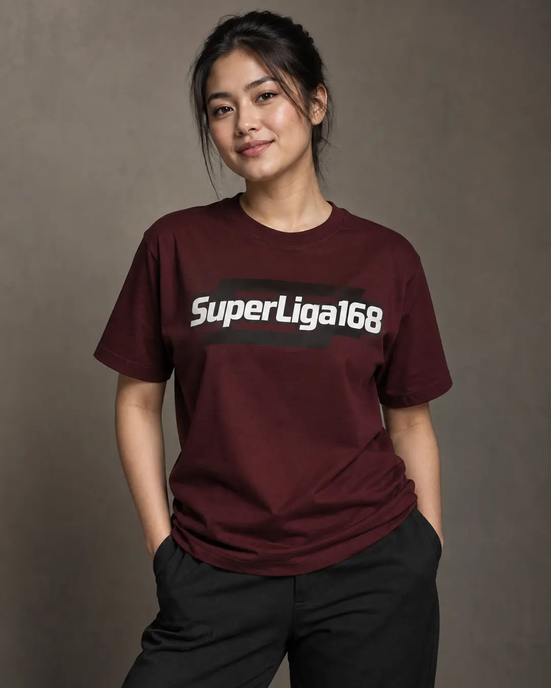 Kaos burgundy dengan tulisan SuperLiga168 putih dan grafis blok hitam